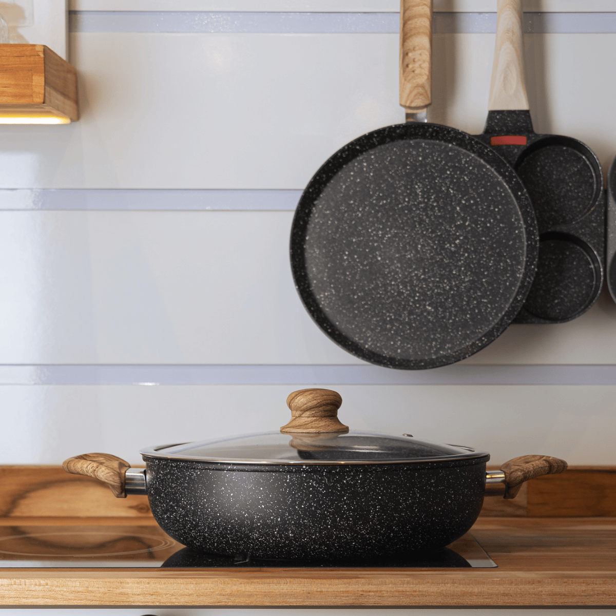 WOK DE INDUCAO COM TAMPA DE VIDRO E ALUMINIO COM REVESTIMENTO CERAMICO - 28CM - GRANILITE PRETA