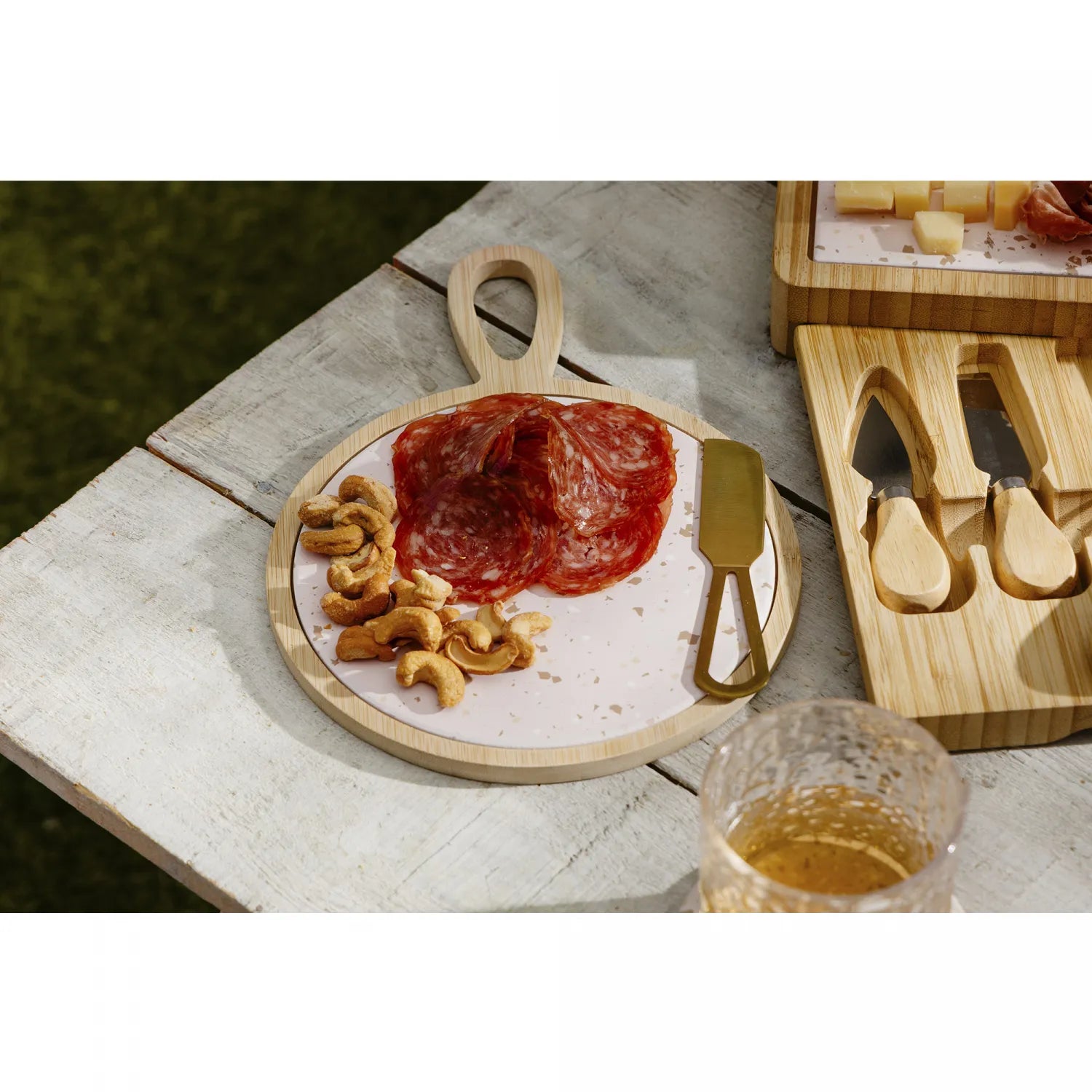 CONJUNTO 3 PEÇAS PARA QUEIJO COM BANDEJA DE BAMBU E FACA DOURADA E TÁBUA TERRAZO