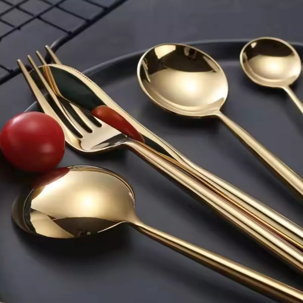 CONJUNTO DE TALHERES 24 PEÇAS - DOURADO