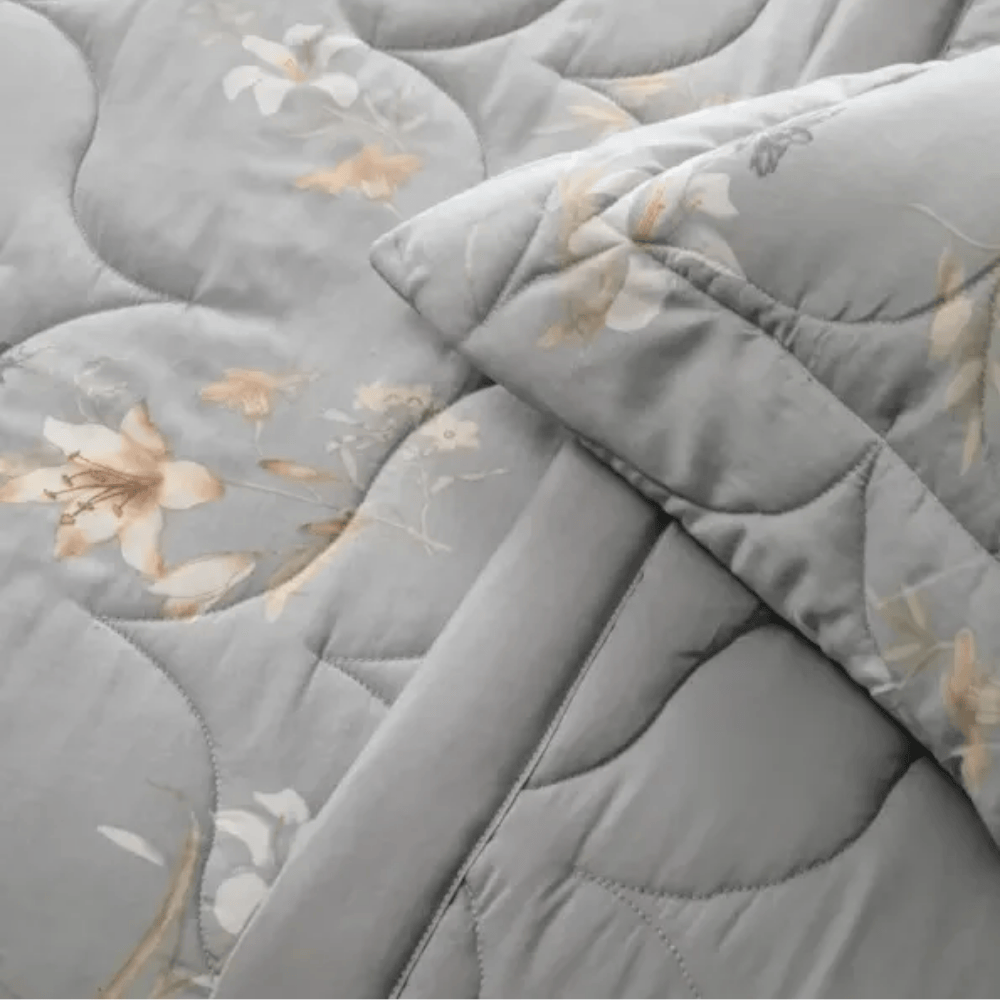 JOGO DE COLCHA KING FLOR DE LIRIO 300 FIOS – 2,60M X 2,50M