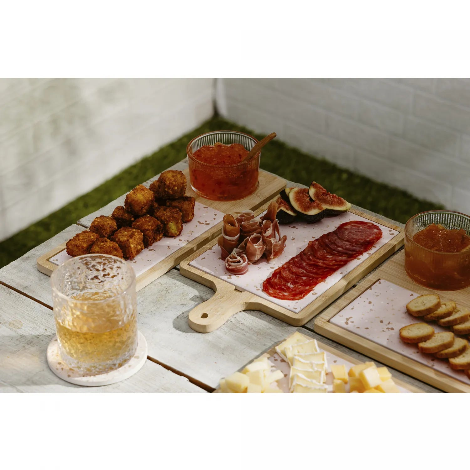 CONJUNTO 3 PEÇAS PARA QUEIJO COM BANDEJA DE BAMBU E FACA DOURADA E TÁBUA TERRAZO