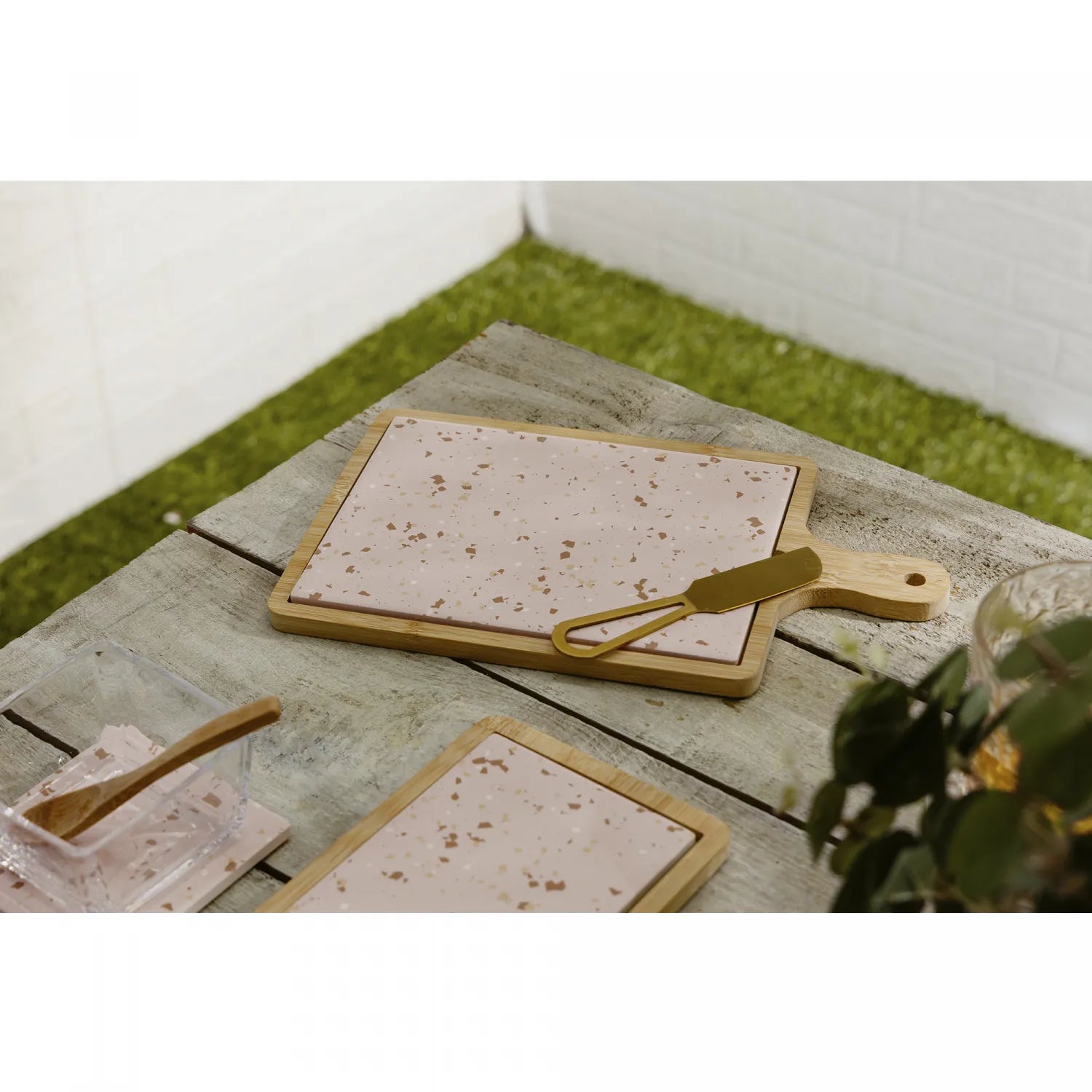 CONJUNTO 3 PEÇAS PARA QUEIJO COM BANDEJA DE BAMBU E FACA DOURADA E TÁBUA TERRAZO