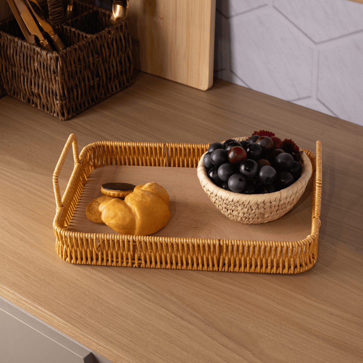 BANDEJA RETANGULAR COM ALCA KALI 30CM X 20CM X 4,5CM PLASTICO