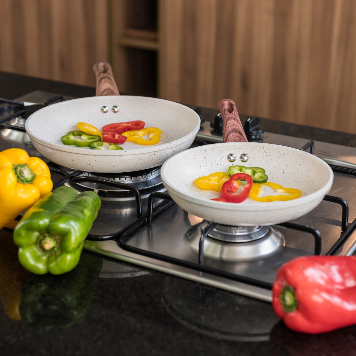 KIT 2 FRIGIDEIRAS COM REVESTIMENTO NANOCERAMICO CREME E ESPÁTULA