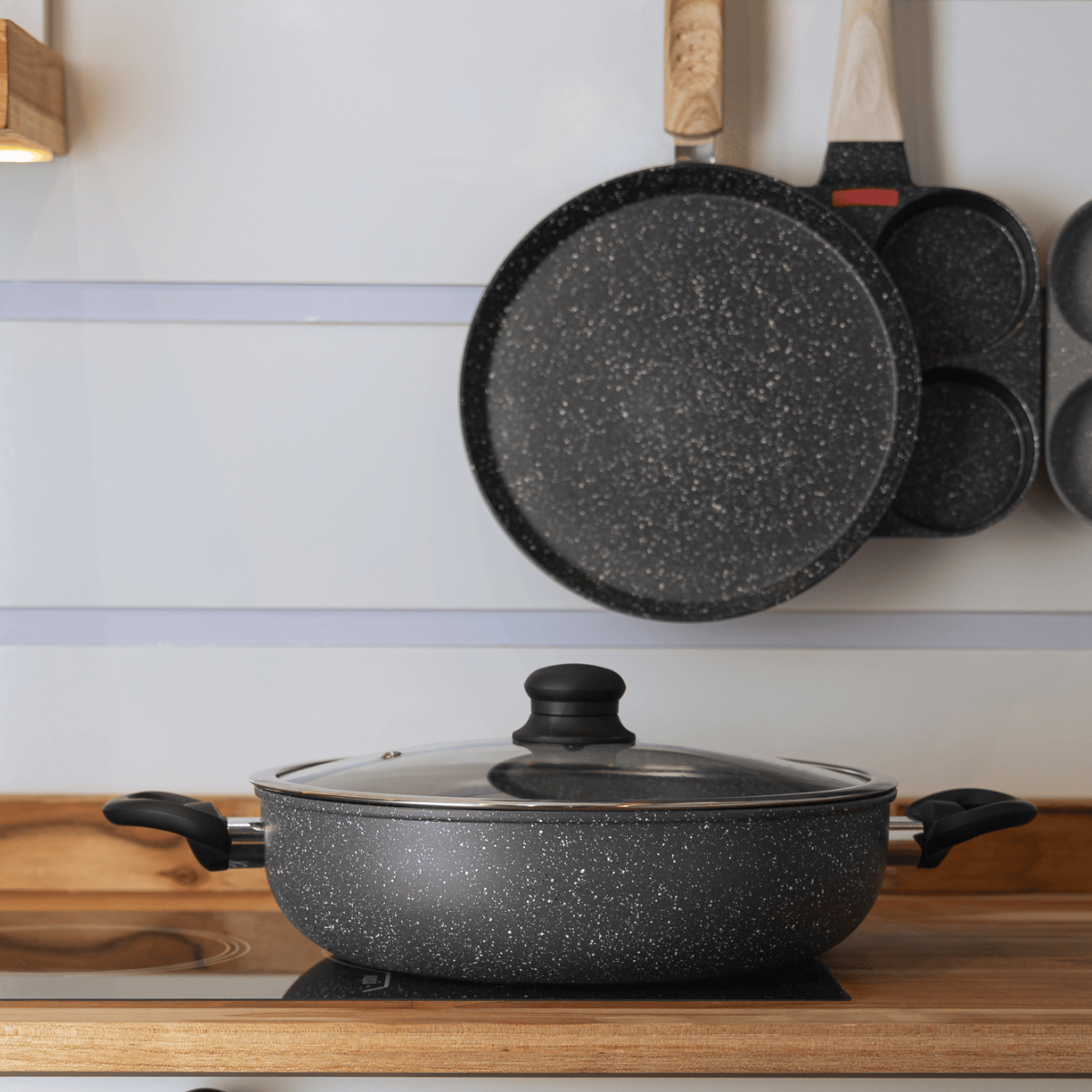 WOK DE INDUCAO COM TAMPA DE VIDRO E ALUMINIO COM REVESTIMENTO CERAMICO - 28CM - GRANILITE CINZA