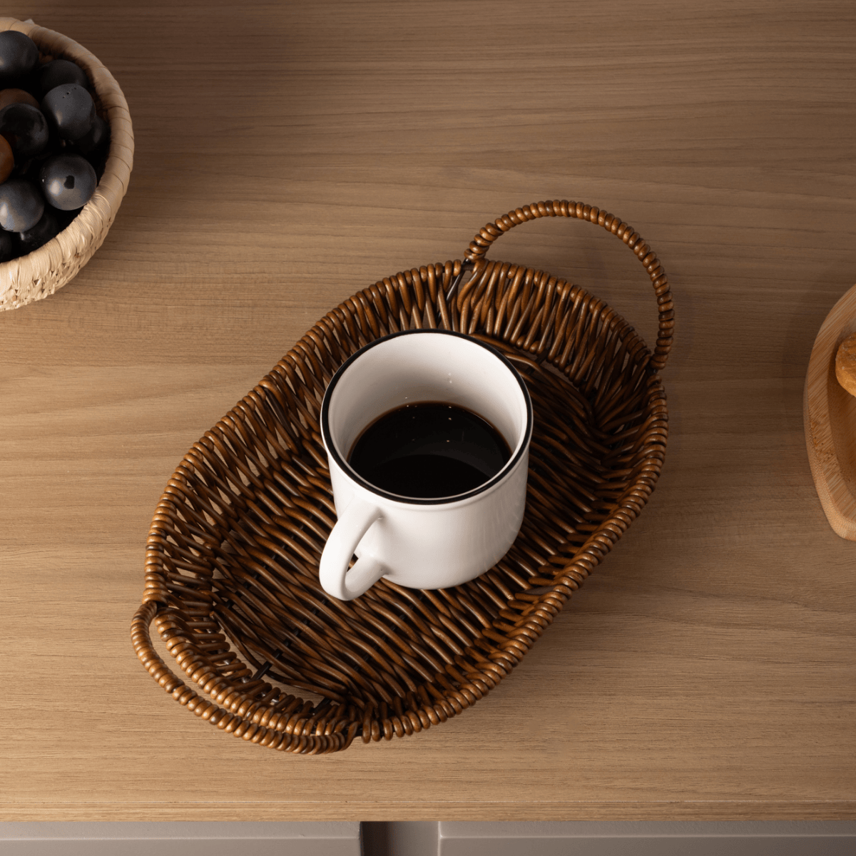 CESTA OVAL COM ALCA RATTAN 22,5CM X 15CM X 7,5CM PLASTICO - LYOR
